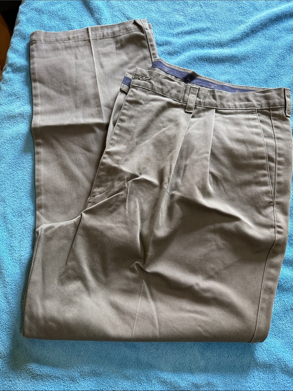 Dockers Men's Pleated Chinos in Khaki Tan